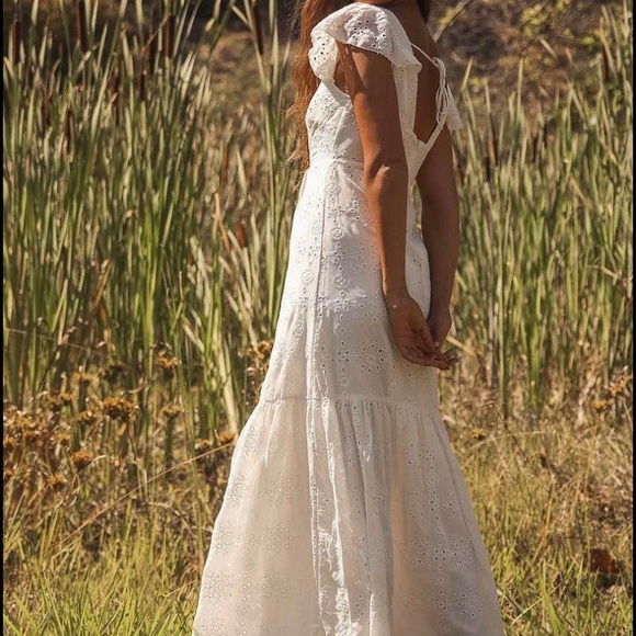 Ivory Eyelet Lace Flutter Sleeve Dress 🌿 - Picture 5 of 9